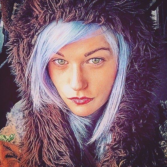 Meet your Posher, Caitlin - Picture 2 of 11